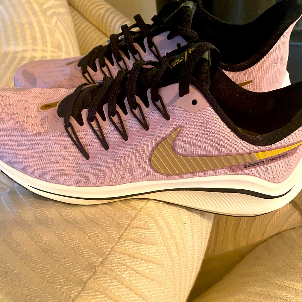 Women’s NIKE Pink & Black Athletic Shoes. Zoom Nike React. Size 8.5. New.